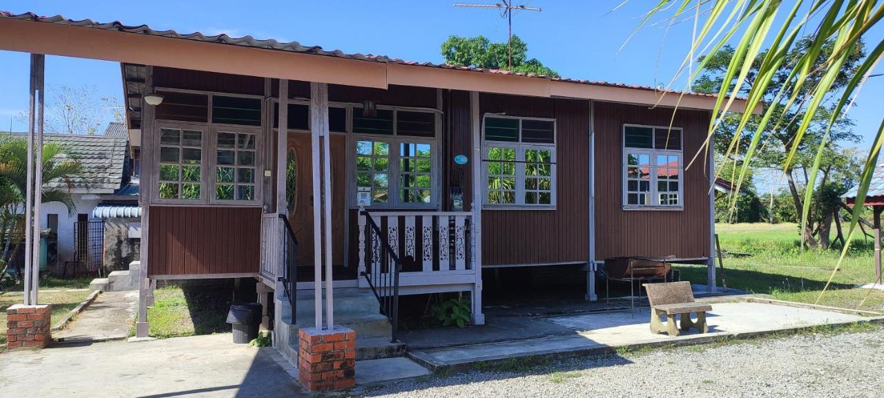 Tamteh Homestay Ayer Hitam Exterior photo