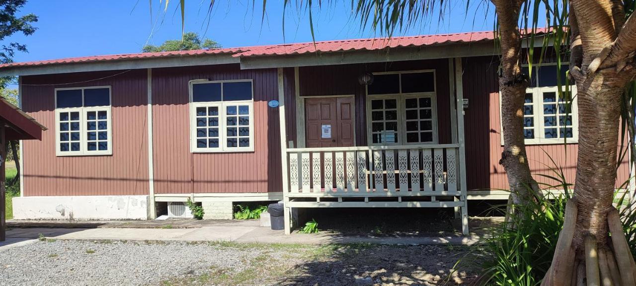 Tamteh Homestay Ayer Hitam Exterior photo